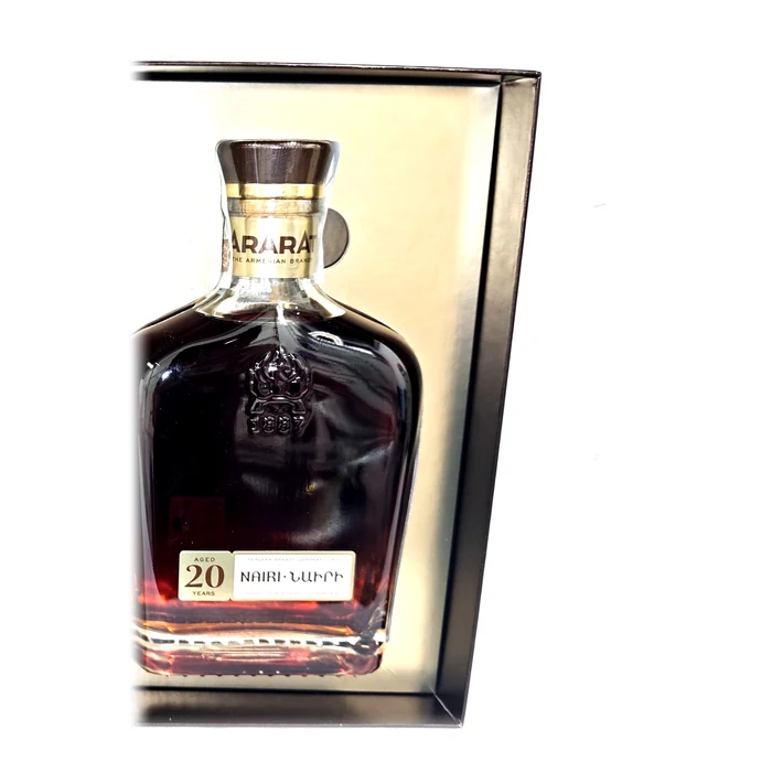 Ararat Nairi — brandy armeno invecchiato 20 anni