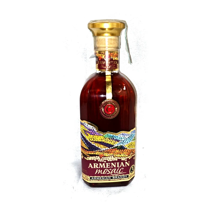 Armenian Mosaic 3 anni — brandy armeno in bottiglia decorata a mosaico