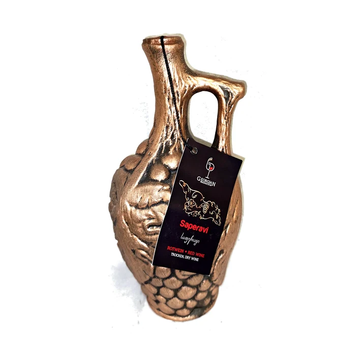 Georgian Production Saperavi — vino rosso secco nell’anfora di ceramica