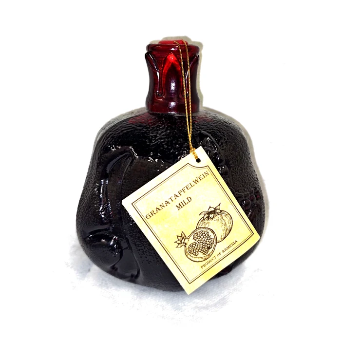 Vino di melagrana Granatapfelwein Mild — vino di melagrana nella bottiglia a forma di frutto