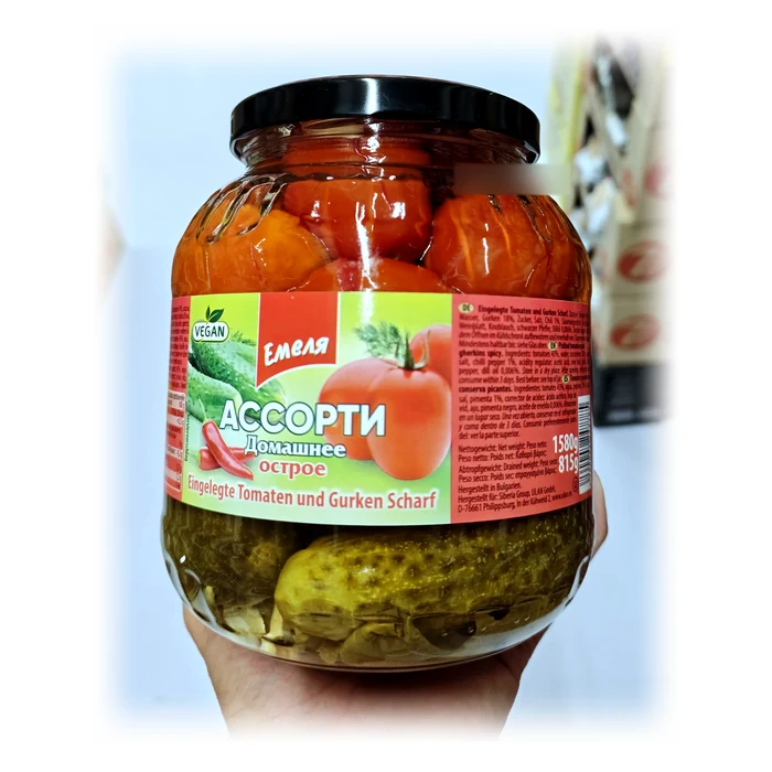 Емеля Ассорти домашнее острое — pomodori e cetrioli marinati piccanti