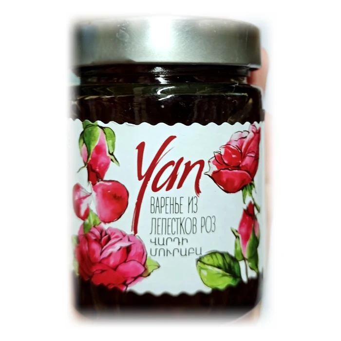 Yan Varenye di petali di rosa
