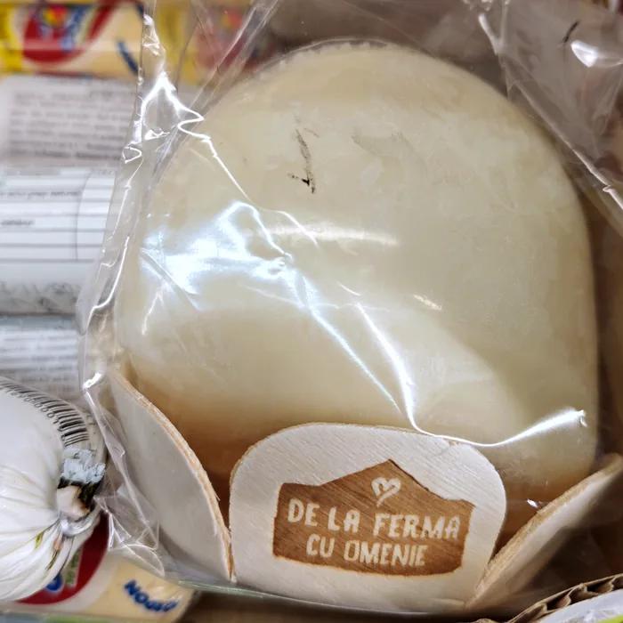 De la Ferma cu Omenie Formaggio fresco in fascia di legno