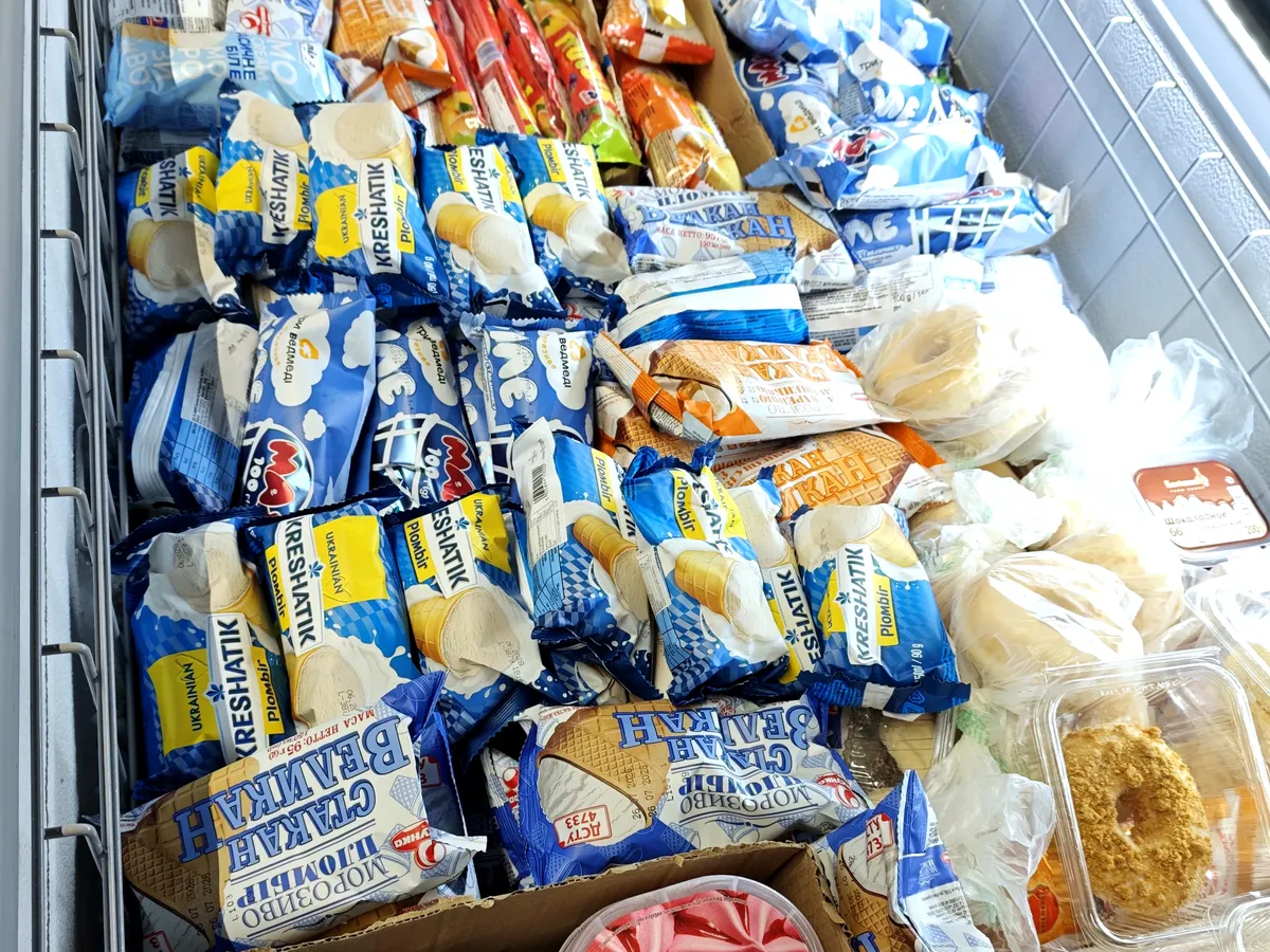 Coni e stecchi gelato dell'Est Europa nel congelatore