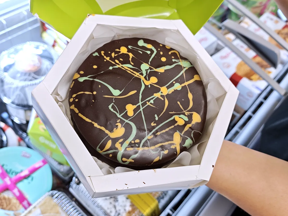 Dubai cake al pistacchio aperta nella sua scatola